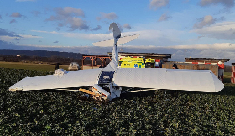 Poryv větru odnesl ve Stichovicích letoun připravený ke startu. Pilota museli vyprošťovat hasiči
