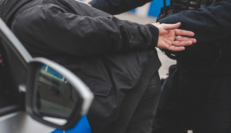 Kradeného auta si všimli policisté. Zloději před nimi začali ujíždět