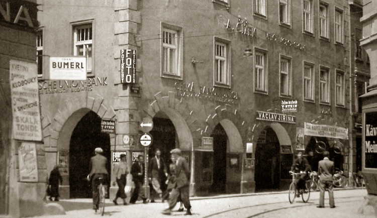 Severozápadní kout náměstí a vybíhající Krajinská a Piaristická.