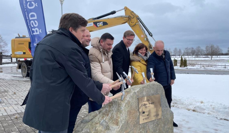 Poklepání na základní kámen obchvatu Lišova.