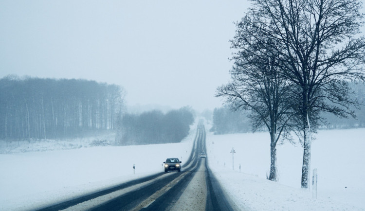Silnice na jihu Čech jsou sjízdné s opatrností, večer hrozí náledí nebo zmrazky