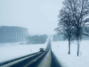 Silnice na jihu Čech jsou sjízdné s opatrností, večer hrozí náledí nebo zmrazky