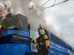 Hasiči zasahují u požáru lokomotivy. Provoz na železnici u Budějc je zastavený