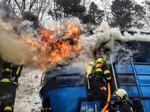 Hasiči zasahují u požáru lokomotivy. Provoz na železnici u Budějc je zastavený
