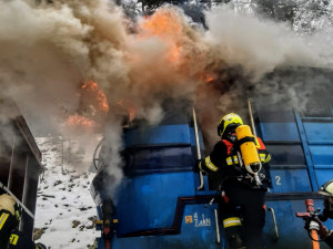 Hasiči zasahují u požáru lokomotivy. Provoz na železnici u Budějc je zastavený