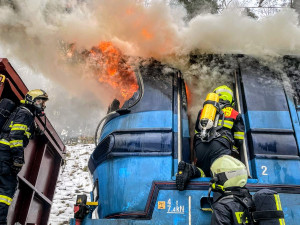 Hasiči zasahují u požáru lokomotivy. Provoz na železnici u Budějc je zastavený