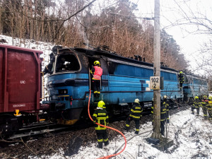Hasiči zasahují u požáru lokomotivy. Provoz na železnici u Budějc je zastavený