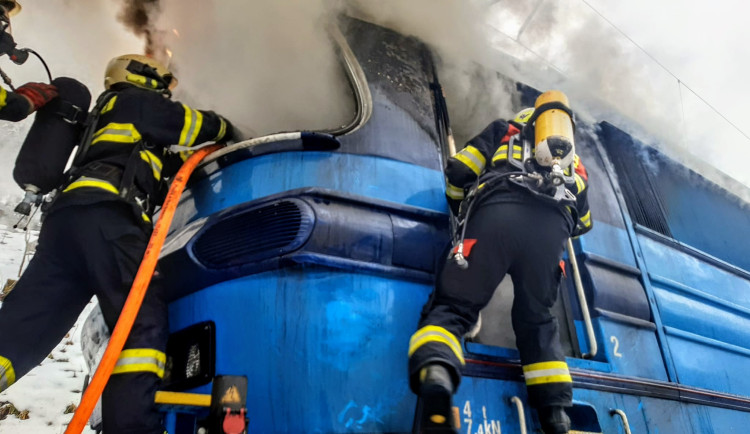 Hasiči zasahují u požáru lokomotivy. Provoz na železnici u Budějc je zastavený