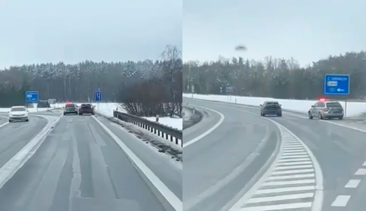 Policie pronásledovala hledané vozidlo. Spolujezdec za jízdy vyhazoval skleněné lahve