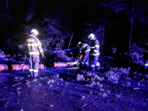 Jihočeský kraj zasáhl silný vítr. Tisíce domácností jsou bez proudu