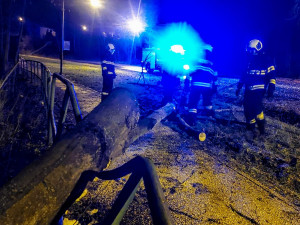 Jihočeský kraj zasáhl silný vítr. Tisíce domácností jsou bez proudu