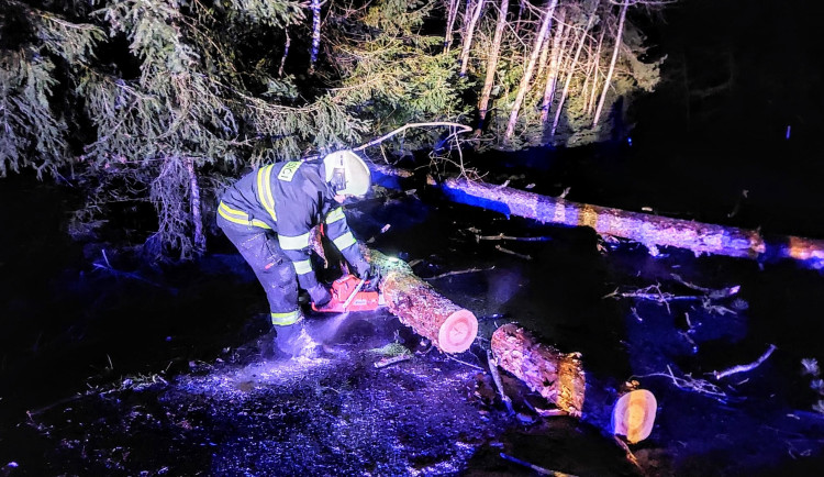 Jihočeský kraj zasáhl silný vítr. Tisíce domácností jsou bez proudu