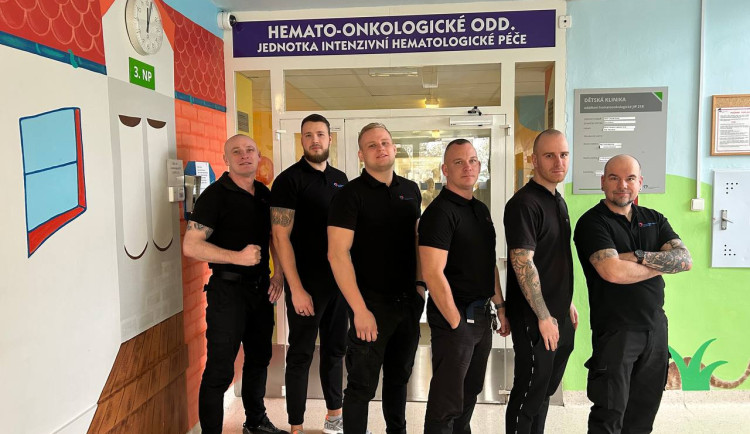 Výtěžek zápasu v thajském boxu věnuje ostraha nemocnice malým pacientům olomoucké dětské kliniky