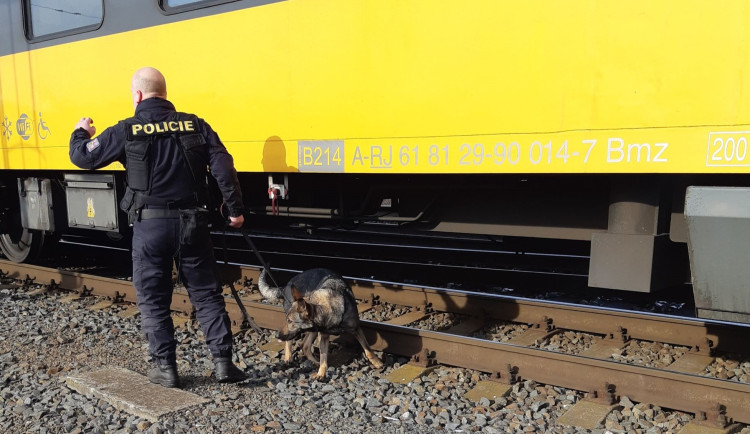 Provoz vlaků mezi Přerovem a Bohumínem omezil anonymní telefonát o uložení bomby