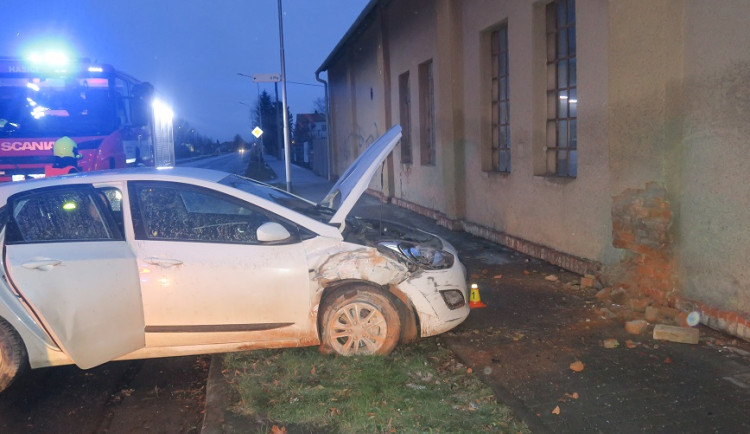 Opilá řidička nezvládla v Uničově jízdu po rovné ulici a narazila do budovy. Měla přes 1,5 promile