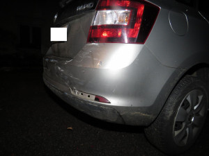 Muž se zákazem řízení naboural dvě auta. Pak se policistům přiznal k držení zbraně