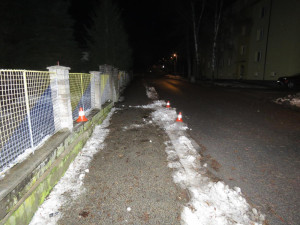 Muž se zákazem řízení naboural dvě auta. Pak se policistům přiznal k držení zbraně