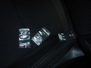 Muž se zákazem řízení naboural dvě auta. Pak se policistům přiznal k držení zbraně