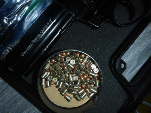 Muž se zákazem řízení naboural dvě auta. Pak se policistům přiznal k držení zbraně