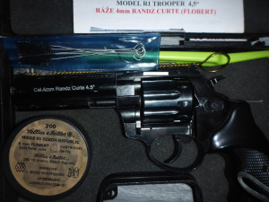 Muž se zákazem řízení naboural dvě auta. Pak se policistům přiznal k držení zbraně