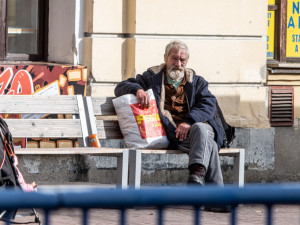 Horký čaj, sprcha, čisté oblečení. Lidé bez domova najdou v Krumlově noční azyl díky projektu Teplá židle