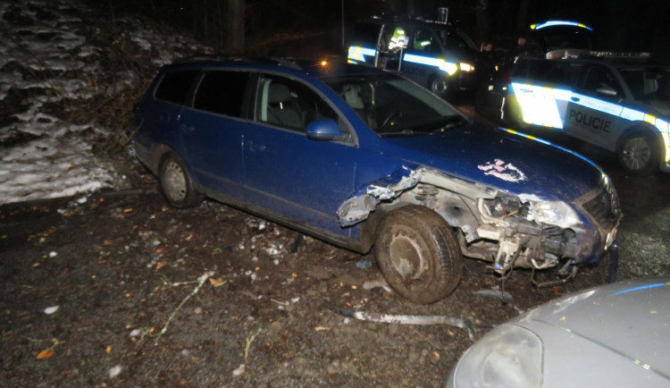 Muž se zákazem řízení naboural dvě auta. Pak se policistům přiznal k držení zbraně
