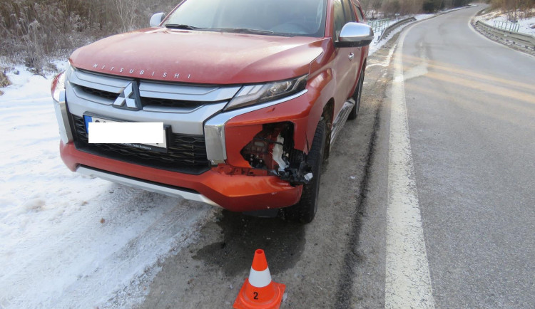 Z kamionu spadl na osobní auto kus ledu. Škoda je 40 tisíc
