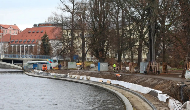 Rekonstrukce parku Dukelská pokračuje. Na herní prvky město vypíše novou veřejnou zakázku