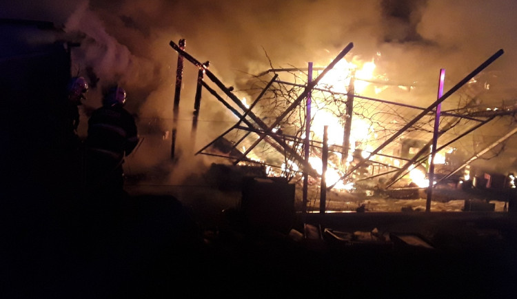 V arboretu v Pasece hořela pokladna a fotovoltaická elektrárna na střeše. Zasahovaly čtyři jednotky hasičů