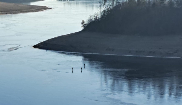 Lidé vstupují na led, který ale není dostatečně silný. Riskantní chování může skončit tragicky, varují policisté