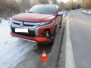 Kuriózní nehoda na jihu Čech. Na projíždějící automobil spadl kus ledu, policie hledá svědky