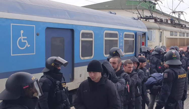 FOTO: Fanoušci Dynama ničili vlak cestou do Plzně. Třicet jich policie zadržela