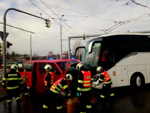 V Českých Budějovicích se střetl autobus s dodávkou. Jeden člověk utrpěl lehké poranění