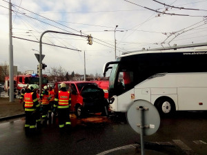 V Českých Budějovicích se střetl autobus s dodávkou. Jeden člověk utrpěl lehké poranění