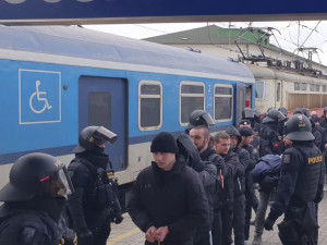 FOTO: Fanoušci Dynama ničili vlak cestou do Plzně. Třicet jich policie zadržela