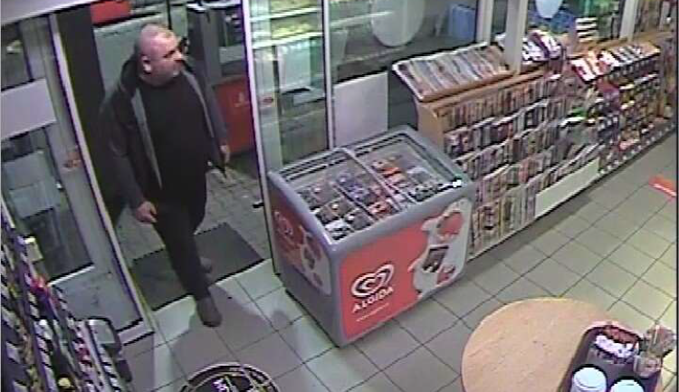 VIDEO: Policie pátrá po muži z benzinky v Mohelnici. Ztratila se tam taška s doklady