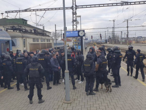 Dynamo se distancuje od fanoušků, kteří poničili vlak cestou do Plzně