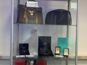 Účetní připravila firmy o 200 milionů korun. Nakupovala diamanty, kabelky a luxusní auta