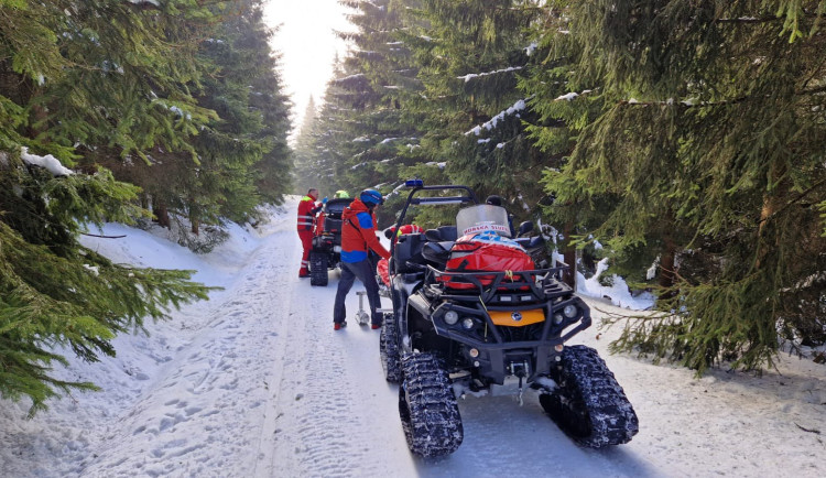 V lese poblíž Skřítku zkolaboval muž. Hasiči a záchranáři pro něho vyjeli na čtyřkolkách