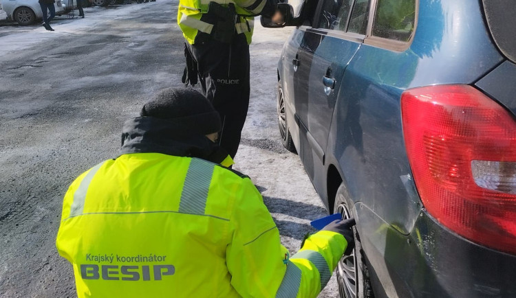 Na Skřítku dnes policisté kontrolovali zimní výbavu. Co v ní nesmí chybět?