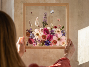 Veronika s Petrem vyrábí unikátní obrazy z lisovaných květin, díla dělají radost jako dárky i vzpomínka na svatbu