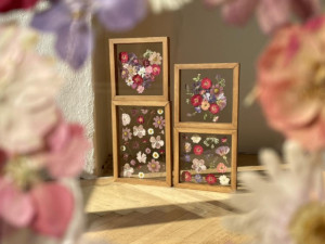 Veronika s Petrem vyrábí unikátní obrazy z lisovaných květin, díla dělají radost jako dárky i vzpomínka na svatbu