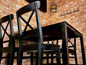 Bratři kominíci si v centru Budějc otevřeli svůj karaoke bar. A jak jinak než v kominickém stylu!