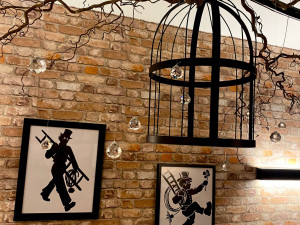 Bratři kominíci si v centru Budějc otevřeli svůj karaoke bar. A jak jinak než v kominickém stylu!