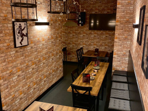 Bratři kominíci si v centru Budějc otevřeli svůj karaoke bar. A jak jinak než v kominickém stylu!