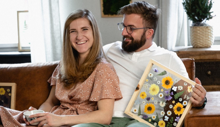 Veronika s Petrem vyrábí unikátní obrazy z lisovaných květin, díla dělají radost jako dárky i vzpomínka na svatbu