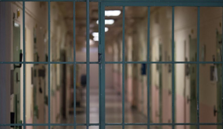 Pokud budeš svědčit, zlikviduju tě, vyhrožoval lupič z ubytovny v Hranicích přepadenému. Skončil ve vazbě