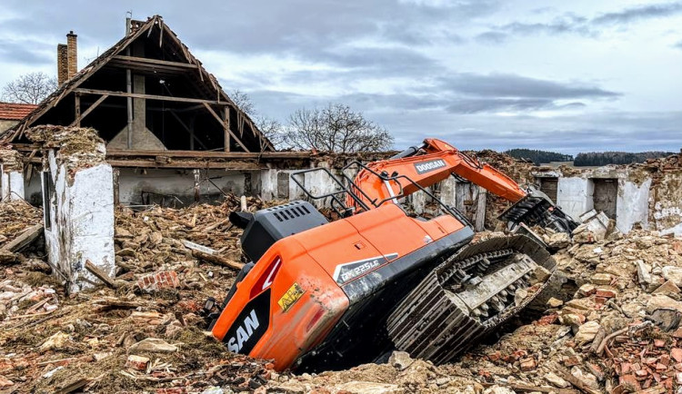 Během demolice pivovaru se na Jindřichohradecku propadl bagr. Vytáhnout ho musel jeřáb