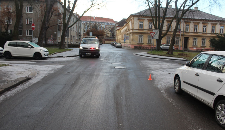 V Boleslavově v Olomouci auto srazilo ženu. Policie pátrá po řidiči, který ujel