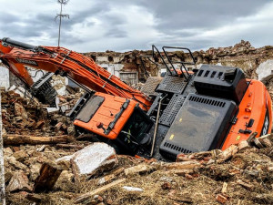 Během demolice pivovaru se propadl bagr. Vytáhnout ho musel jeřáb